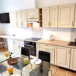 شقة Brivibas Center